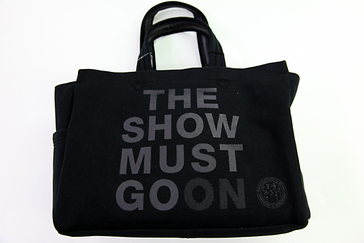THE SHOW MUST GO ON トートバッグ／ブラック