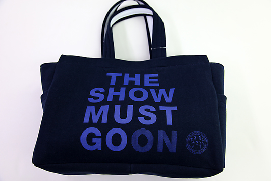 THE SHOW MUST GO ON トートバッグ／ネイビー